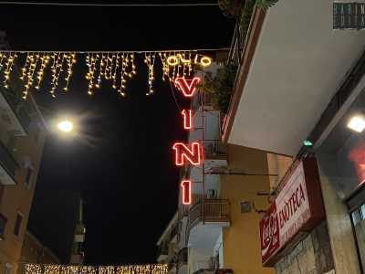 Sempre a Carrassi, nella vicina via Giulio Petroni, abbiamo infine una dimostrazione di insegna a neon: quella che risalta all�ingresso dell�Enoteca Fumai, realizzata nel 1960